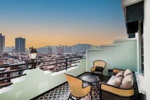 澳门Hotel Central Macau的市景阳台配有椅子