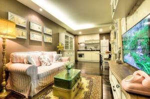 拉威海滩普吉岛标题精品公寓的带沙发和平面电视的客厅