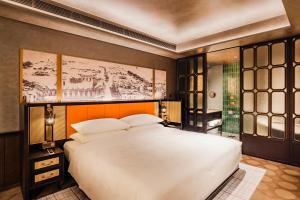 澳门Hotel Central Macau的卧室配有一张白色大床