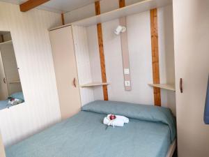 埃尔韦鲁埃科艾尔皮卡楚罗营地旅馆的卧室里设有一张床,上面有一只动物