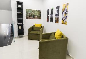 卡斯特布奥诺a'Badia的客厅配有两把椅子和墙上的绘画作品