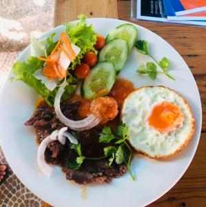 Ninh HaiSunrise Dốc Lết的鸡蛋和沙拉等食物