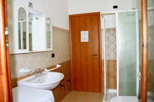 皮诺港Casa vacanza "Maestrale "的一间带水槽、淋浴和卫生间的浴室