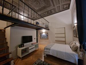 热那亚Residenza Allegra的一间带大床和楼梯的卧室