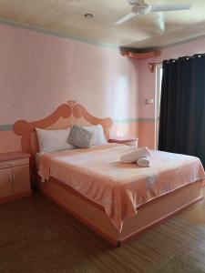 爱妮岛CHIBEL SUMMER RIVERSIDE HOTEL的一间卧室配有一张带橙色床罩的床