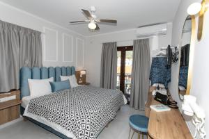 帕尔加天堂酒店的一间卧室配有一张床和吊扇