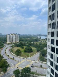普特拉贾亚Theda Antara Putrajaya with Wifi and Netflix的从高楼可以欣赏到高速公路的景色