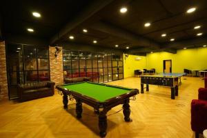 费萨拉巴德Oxygym Hotel Faisalabad的一间房间,里面设有两张乒乓球桌