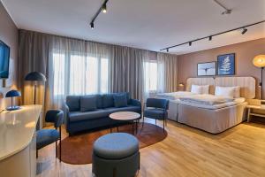 索伦蒂纳斯堪迪克之星索伦蒂纳酒店的酒店客房,配有床和沙发