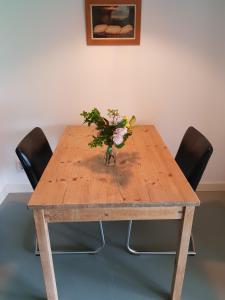 SwalmenHouterhoeve的一张木桌,上面有花瓶