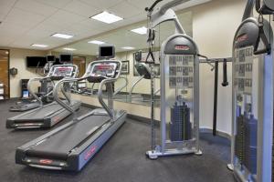 Triadelphia惠灵智选假日套房酒店的健身房设有数台跑步机和机器