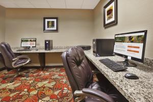 Triadelphia惠灵智选假日套房酒店的办公室配有书桌、电脑和椅子