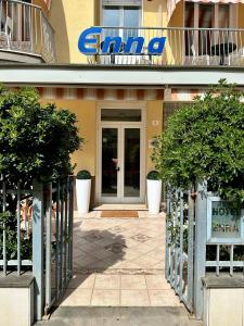 里米尼Hotel Enna Rimini的建筑物入口,上面有标志