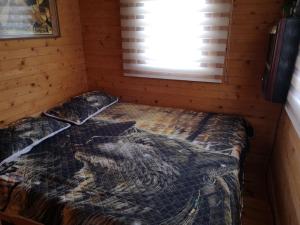 尤尔马拉Family Summer House in Jurmala的小木屋内一间卧室,配有一张床