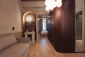 塞萨洛尼基Zenith Premium Suites的带沙发的客厅和卧室