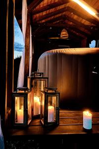 LiwaLiva Park Glamp的一组蜡烛坐在一张桌子上,配有浴缸