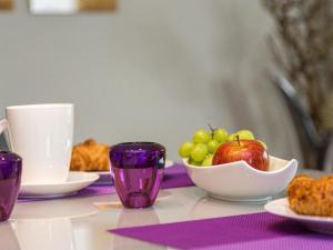 普洛拉Erstklassige Ferienwohnung an der Ostsee的一张桌子,上面放着一碗水果和一盘食物