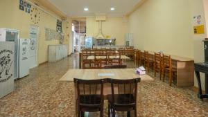 库塔伊西Hostel Mandaria的一间在房间内配有桌椅的餐厅