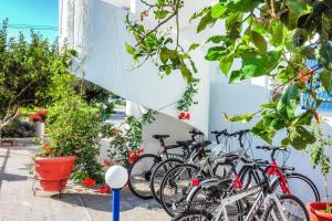 阿凡杜Villa Maroula的停在大楼旁边的一群自行车