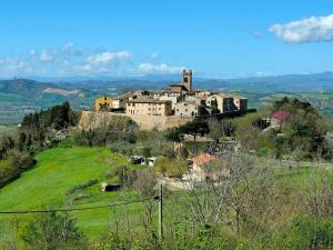 Monte FabbriB&B Locanda Montefabbri的山顶上的一个村庄,有城堡