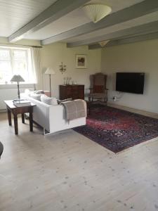 普赖斯特Foxhouse的客厅配有白色沙发和平面电视。