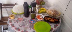 嘎林海斯港Hostel Casa Amarela的一张桌子上放着绿板和食物