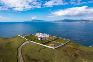 韦斯特波特Clare Island Lighthouse的水体中间的一个岛屿