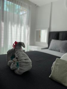安塔利亚Gardenya Lara Suit Hotel的一种塞满了东西的动物坐在床上
