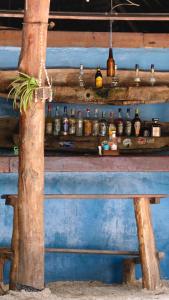 帕杰Your Zanzibar Place的蓝色的墙,上面有装瓶子的架子