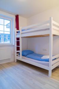 拉本基尔兴-福吕克Schleiblick App 10的一间卧室设有两张双层床和一扇窗户。