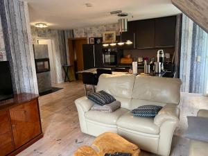 兰肯-格拉尼茨Haus - Meeresbrise的一间带白色沙发的客厅和一间厨房