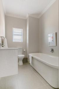 米德兰Kyalami Creek的白色的浴室设有浴缸和卫生间。