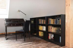 乌姆基希Kleines Ferienhaus in Umkirch - b57430的黑色书架,带桌子和灯