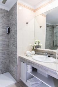 圣米格尔德阿沃纳GOLF PARK Resort的一间带水槽和镜子的浴室