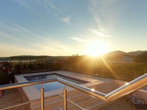 比利切wundeschönes Ferienhaus mit eigenem Pool und Meerblick的阳台享有日落美景