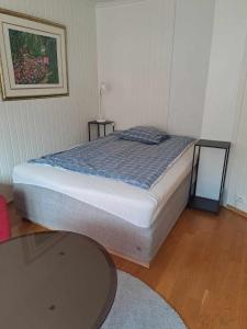 克里斯蒂安桑Apartment Bystranda - City Beach的卧室配有一张床和一张桌子