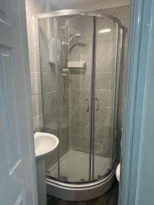 诺丁汉Studio Flat 7 With Private Shower & WC的一间带玻璃淋浴和水槽的浴室