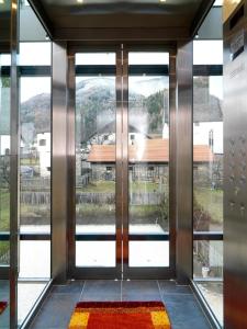 上韦拉赫Ferienwohnung für 2 Personen 2 Kinder ca 50 qm in Obervellach, Kärnten Oberkärnten的享有大楼景致的电梯门