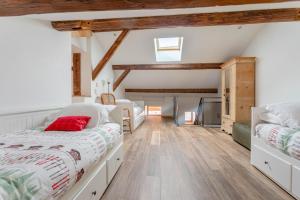 Saint-MarcelChalet Mariejo, Sauna et Charme Alpin的一间带两张床和电视的卧室