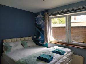 爱丁堡Studio Flat的一间卧室配有一张床,上面有两条毛巾