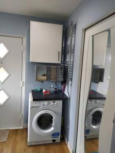 爱丁堡Studio Flat的洗衣房配有洗衣机和洗衣机