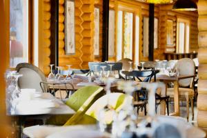 MayrūbāWood Hills Hotel & Resort的餐厅设有桌椅和玻璃杯