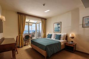里耶卡Grand Hotel Bonavia的酒店客房设有一张床和一个阳台。
