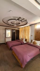 锡卡都Baltistan Continental的大型客房 - 带2张床和天花板