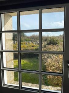 卡纳克Maison vue sur les alignements de Carnac - Les Glycines的窗外的田野景色