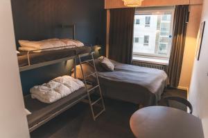 奥胡斯奥胡斯市丹霍斯特旅舍的小房间设有两张双层床和窗户