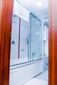 哈科特港LIMEWOOD HOTEL的浴室里设有玻璃门淋浴