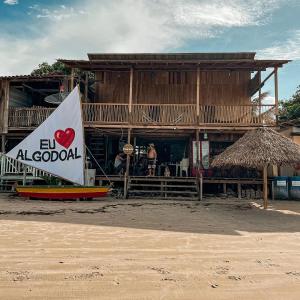 MaracanãHostel Capitão da Ilha的海滩上一座建筑前面的标志