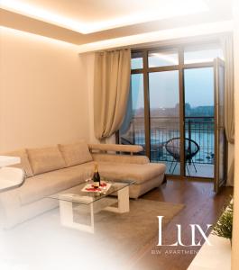 SajmišteBw Apartments Lux - Belgrade Waterfront的客厅配有沙发和桌子