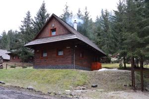 JarabáJariabka Chalet Zrub Nízke Tatry的一座小木房子,位于一座树木繁茂的山丘上